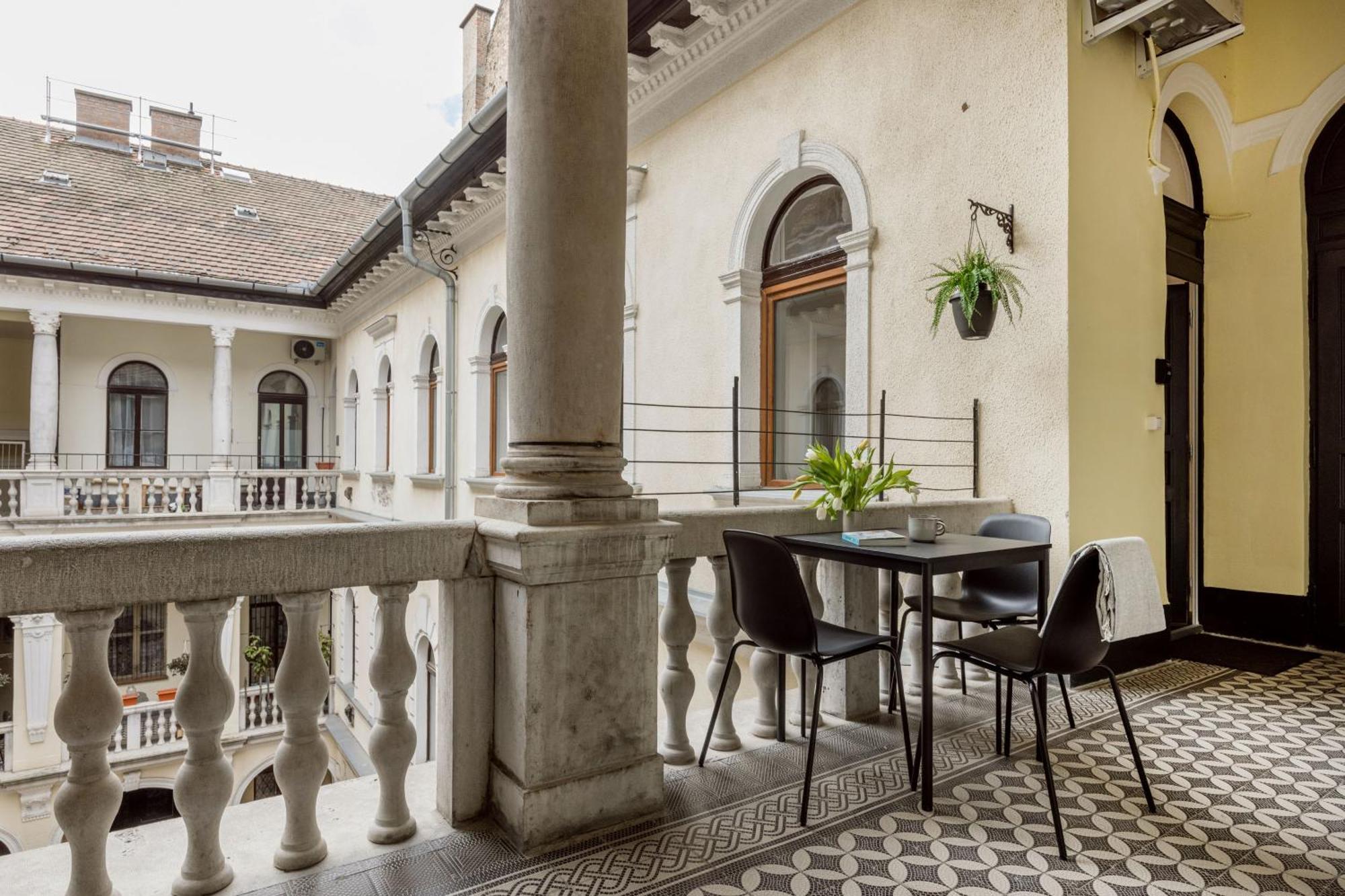 Sleek Downtown Living Apartment Budapest Exterior photo